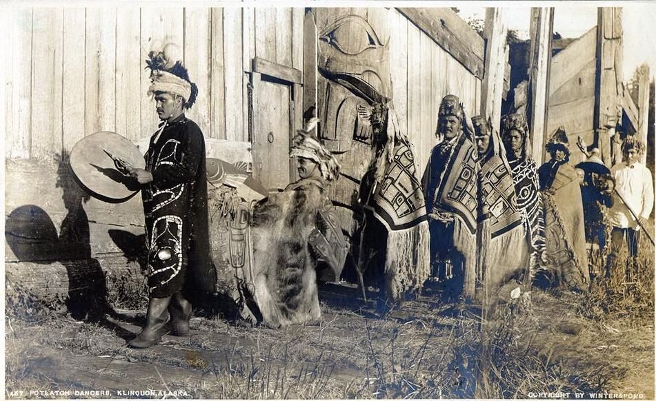 Tlinkit Musiker beim Potlatch. Foto gegen 1900 aufgenommen.